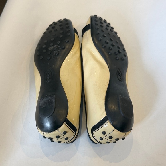 Tod’s Elegant Cream Patent and Black Suede Trim Women's Loafers - Picture 4 of 7